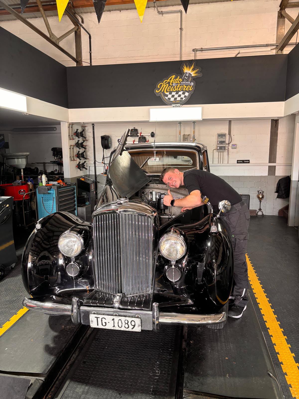 Bentley Mark 6 (1948) auf dem Lift in der Werkstatt der Automeisterei
