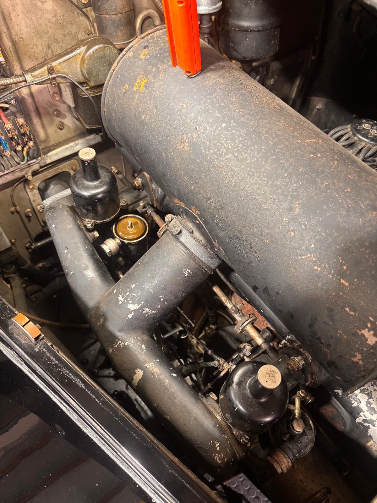 Motorraum des Bentley Mark 6 (1948) mit SU-Vergaser und Luftfilter