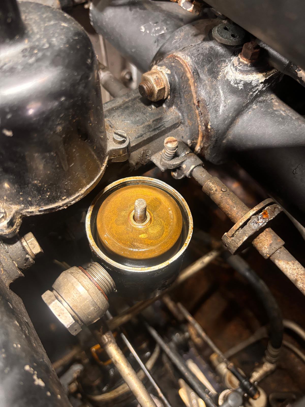 Kolbendämpfer des SU-Vergasers an einem Bentley Mark 6